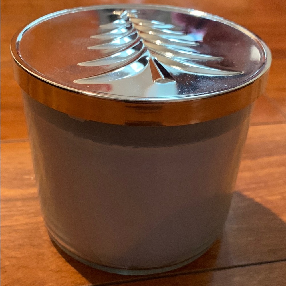 Bath & Body Works Snowflakes & Citrus Candle - Picture 6 of 7